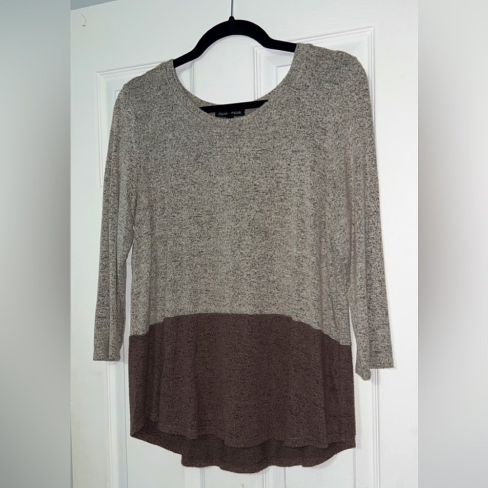 Moa Moa elbow length sleeve top; Light Gray & Dark Gray color; Size Large